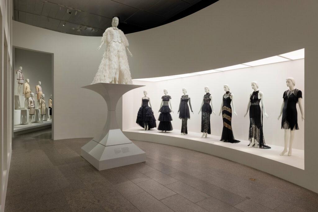 Gallery View of the exhibition Karl Lagerfeld: A Line of Beauty, Section ‘Feminine Line’ © The MET