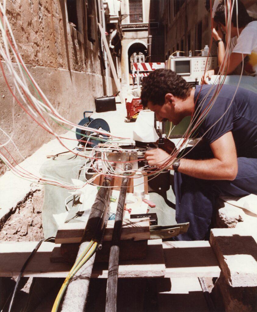 A SIRTI technician (STET group) working on splicing optical cables during the SIP fiber optic wiring of the city of Venice, late 1980s. All images courtesy TIM Archive.